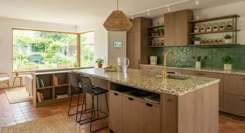 Rénover une cuisine ouverte avec îlot central éco et fonctionnel - TravauxChezMoi